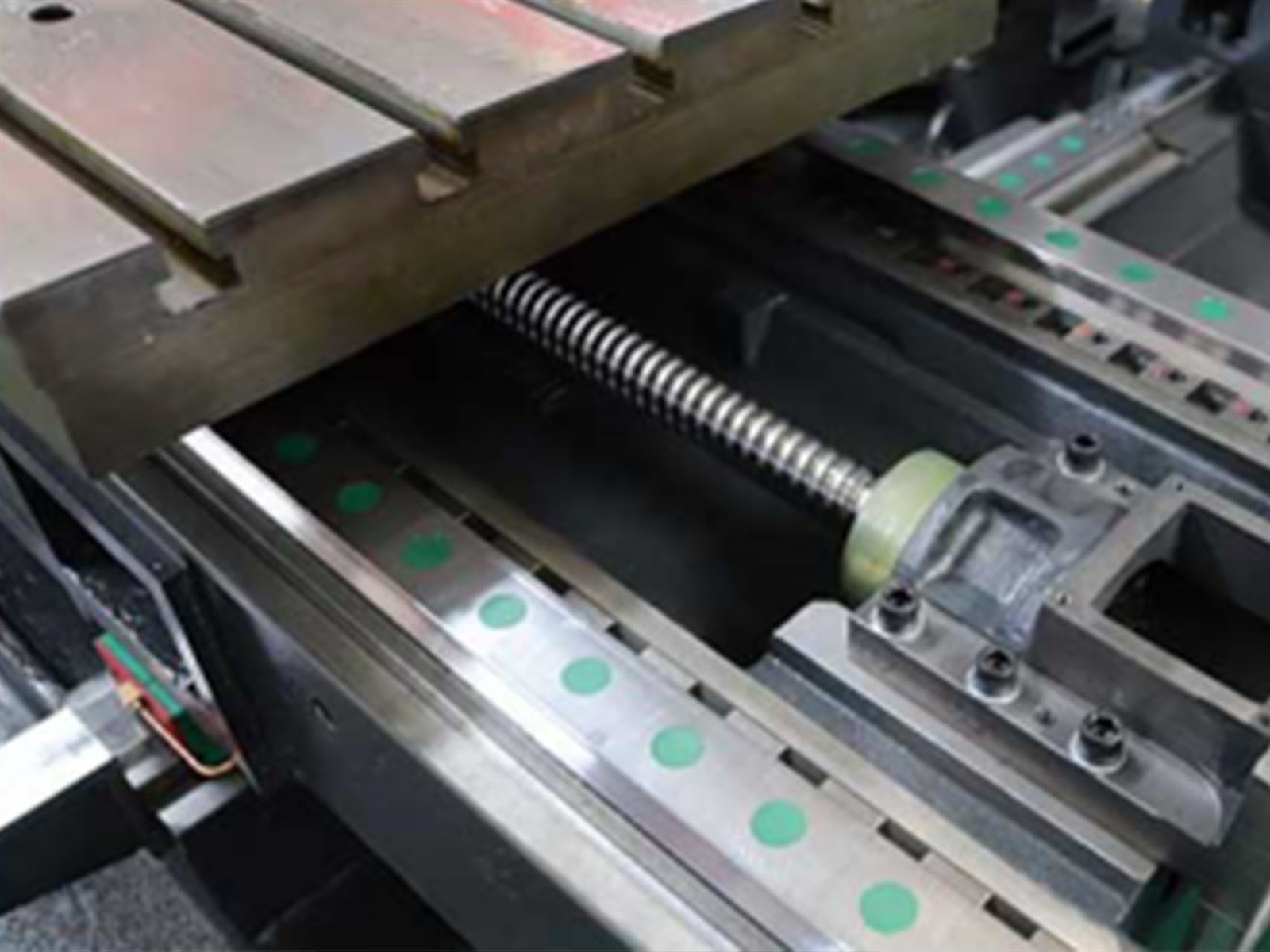 Lead screw and linear guide of CNC milling machine Lead screw and linear guide of CNC milling machine